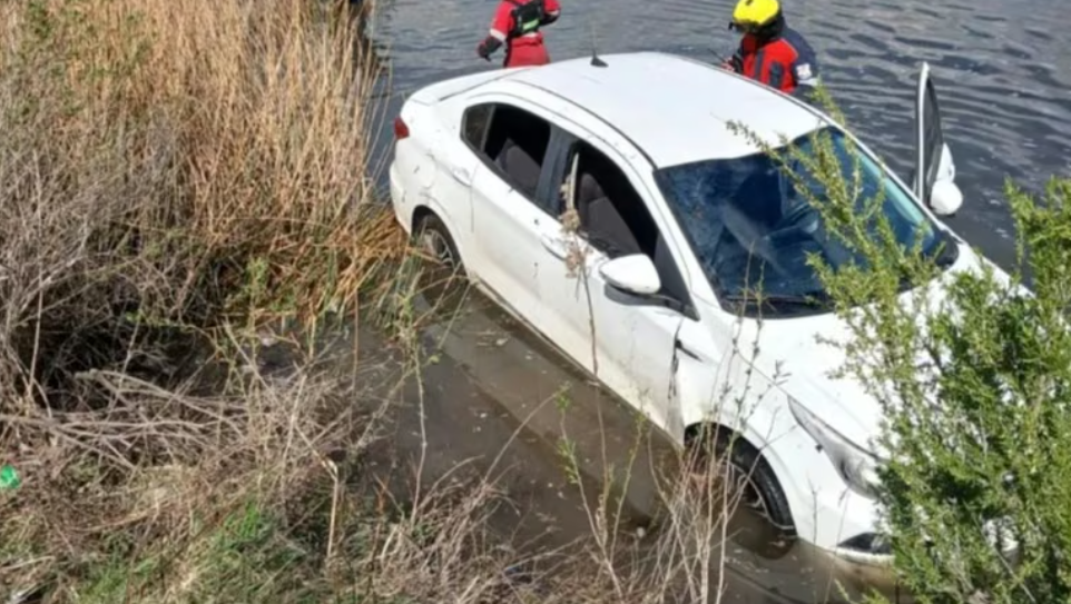 Misterio en Senillosa: encontraron un auto abandonado junto al río Misterio en Senillosa: encontraron un auto abandonado junto al río