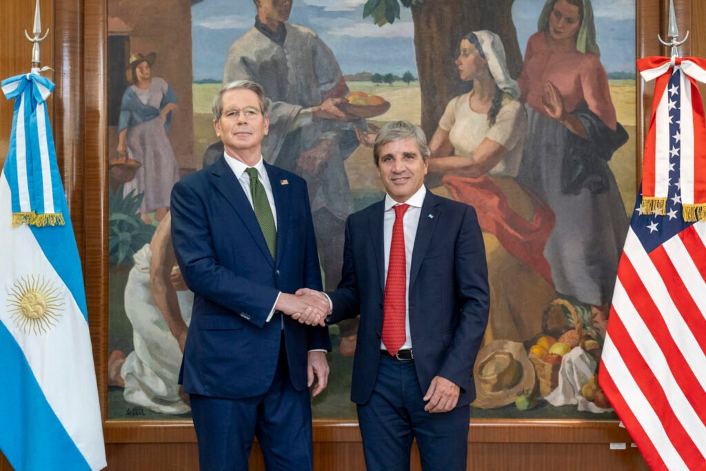 Caputo se reúne con Bessent en Estados Unidos para fortalecer el vínculo económico entre Argentina y EE.UU.