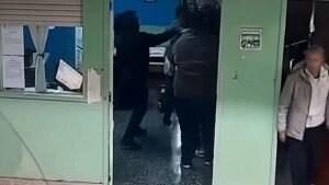 Violencia: piden un año y seis meses de prisión efectiva para una madre que agredió a docentes en Neuquén