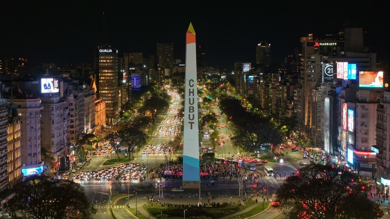 El Obelisco se iluminó con los paisajes de Chubut para el lanzamiento de la temporada turística El Obelisco se iluminó con los paisajes de Chubut para el lanzamiento de la temporada turística