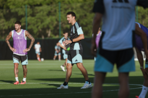 Sin Messi y con una duda: el 11 de la Selección que prepara Scaloni para enfrentar a Bolivia en Córdoba