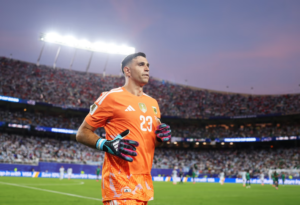 Dibu Martínez sorprendió con una confesión sobre la despedida de Messi: “Pensé que…”