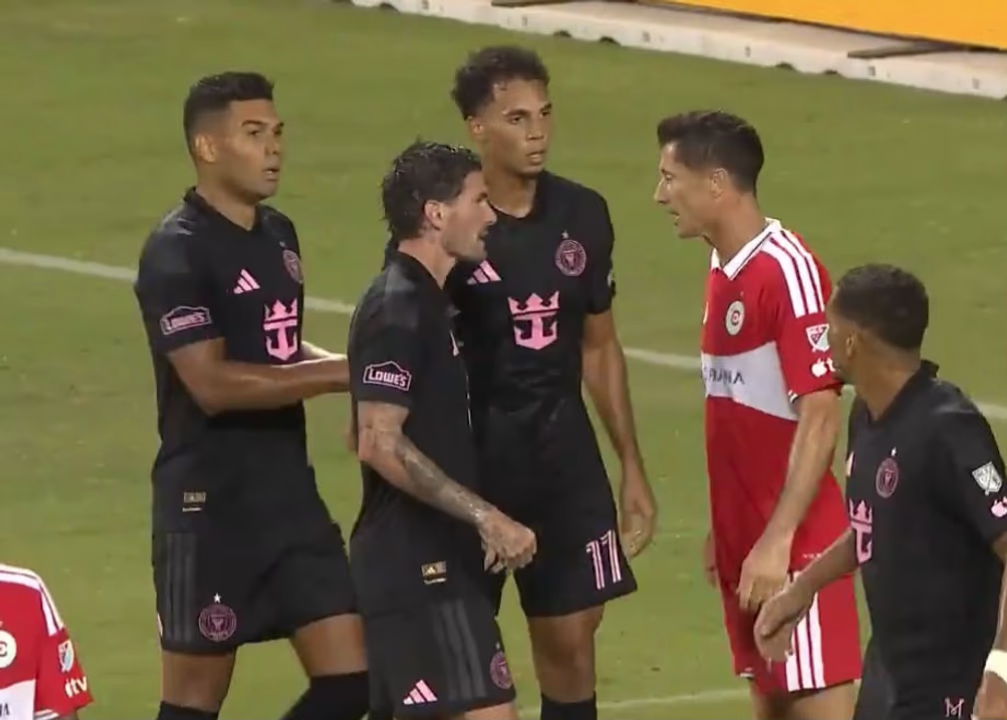 “¿Quién sos, bobo?”: el cruce de De Paul con Lewandowski en pleno partido que se hizo viral