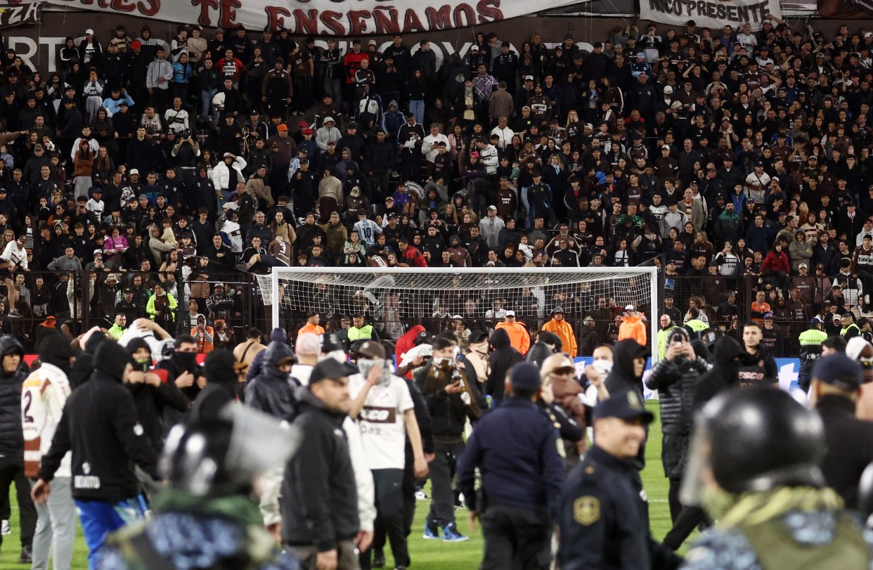 Incidentes en Vicente López: barras de Platense intentaron atacar a hinchas de Fluminense y se enfrentaron con la Policía Incidentes en Vicente López: barras de Platense intentaron atacar a hinchas de Fluminense y se enfrentaron con la Policía