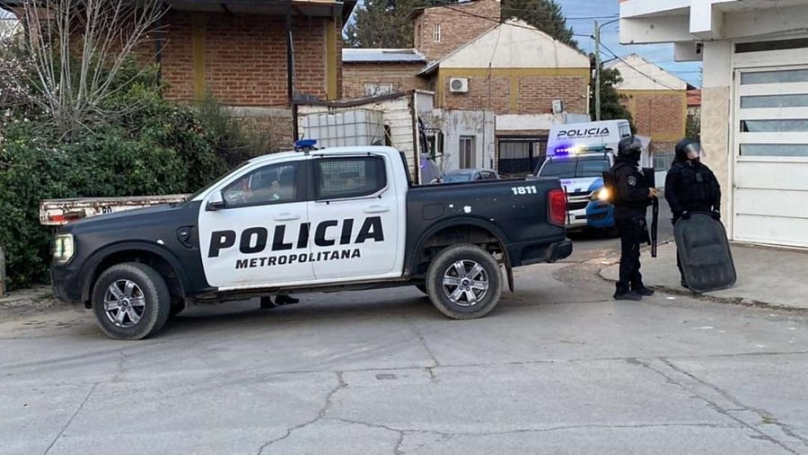 Ataque a balazos en Confluencia: megaoperativo con 10 detenidos, armas, drogas y vehículos secuestrados