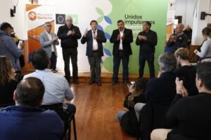 Weretilneck firmó en Bariloche, avances para la transformación de la Ruta 82 y la red de agua en Vallegas