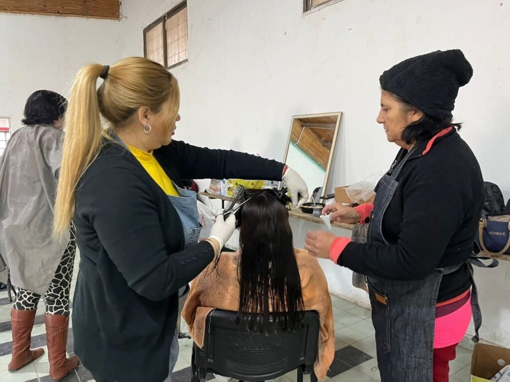 Manos que Trabajan: continúan abiertas las inscripciones para talleres de oficio en barrios de Viedma