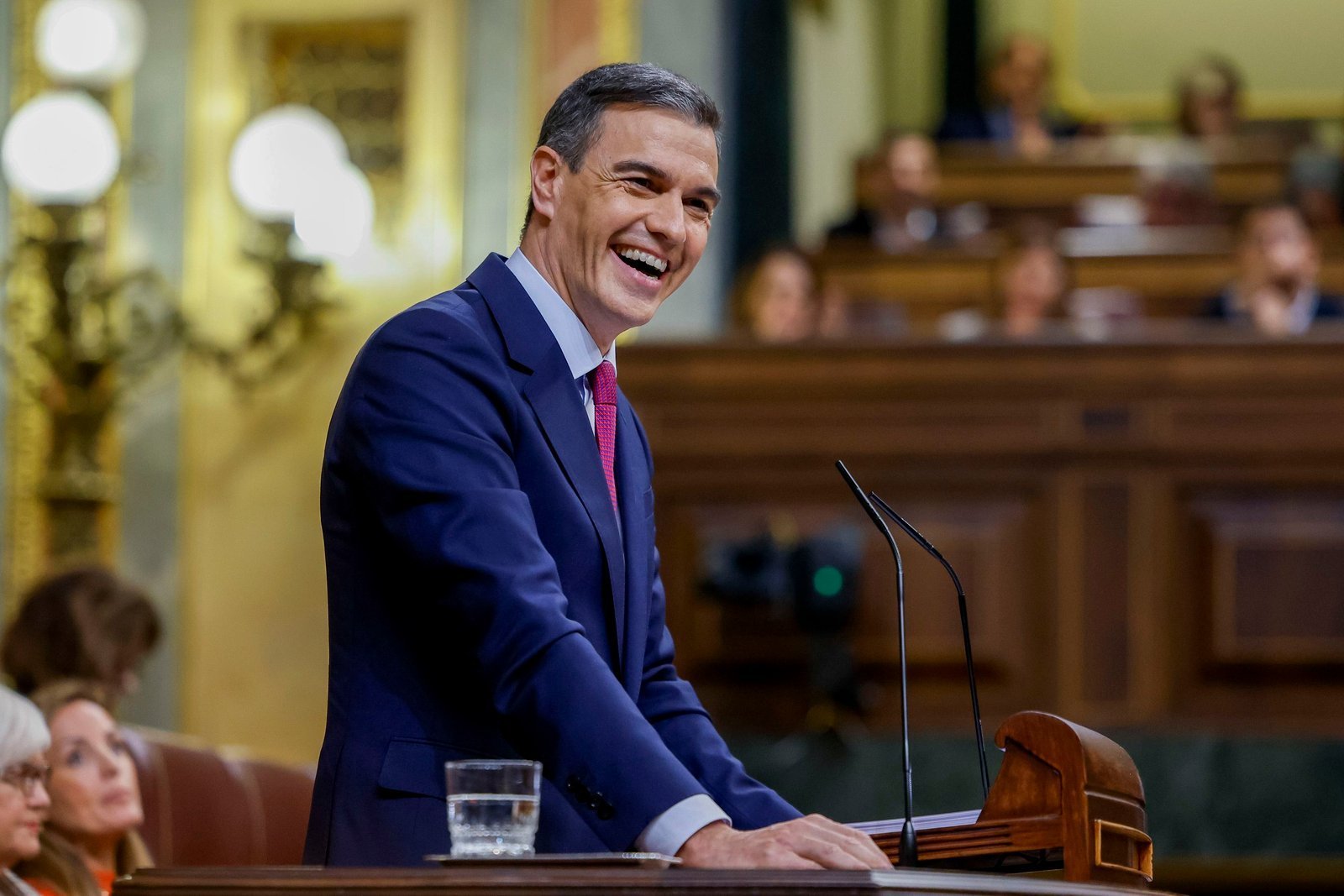 “Fanático”: Pedro Sánchez usó una canción de Lali Espósito para responder con ironía a los insultos de Milei