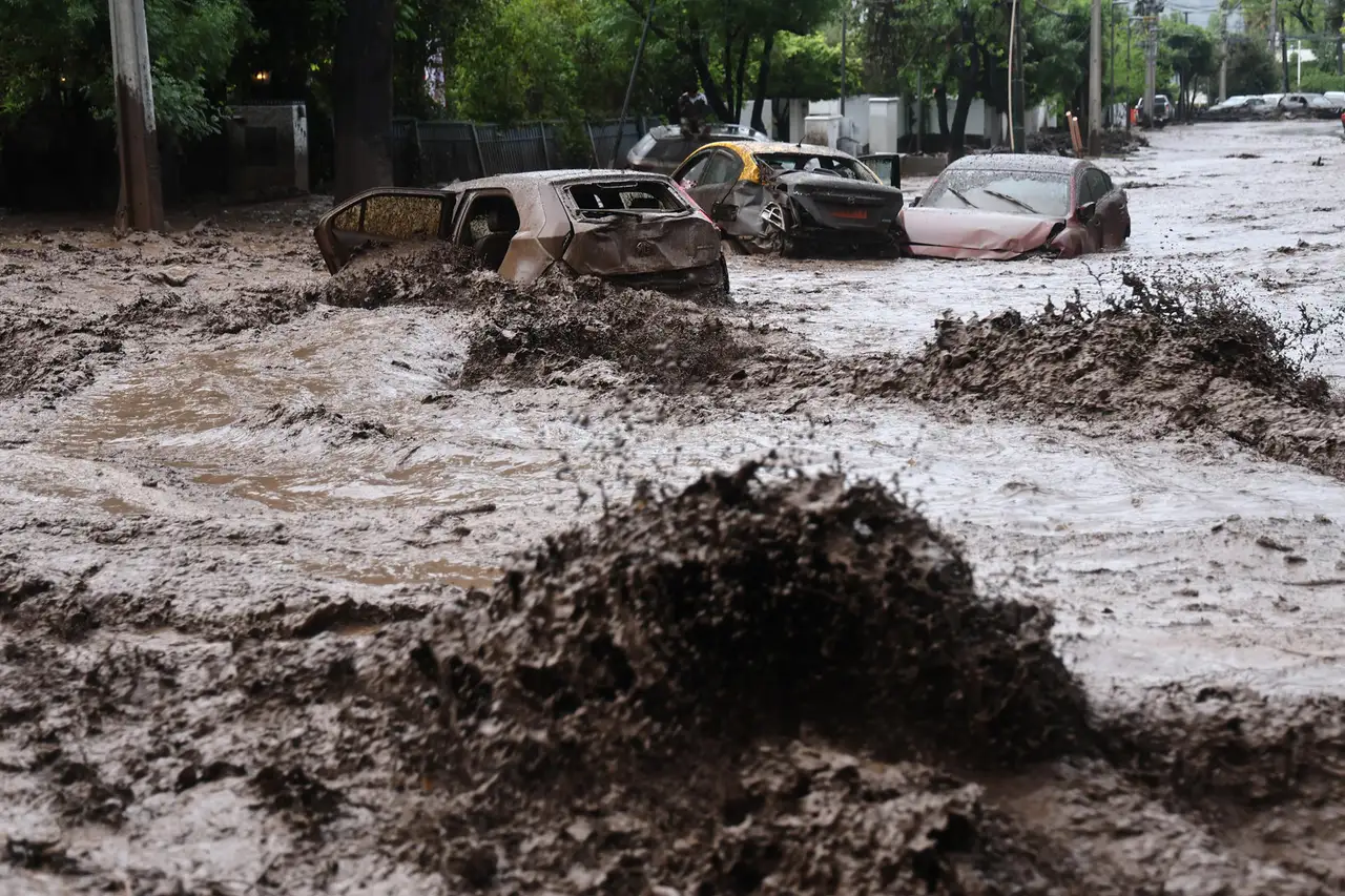 Violento aluvión en Santiago de Chile: autos arrastrados, calles inundadas y alerta roja en diez comunas Violento aluvión en Santiago de Chile: autos arrastrados, calles inundadas y alerta roja en diez comunas