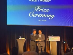 El Presidente recibió en París un premio por su programa económico: destacaron su “coraje y determinación”