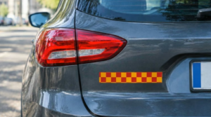 La calcomanía roja y amarilla que llevan algunos autos: qué significa y por qué es importante conocerla