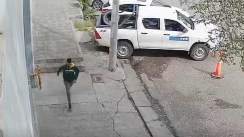 Intentaron robar una camioneta con un inhibidor en pleno centro de Neuquén