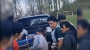 Un futbolista sufrió tres paros cardíacos en pleno partido en Neuquén y está en estado crítico 