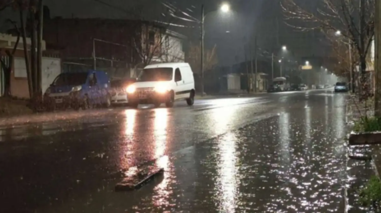 Jueves frío y con lluvias en Neuquén: dónde se esperan nieve y ráfagas de hasta 50 km/h