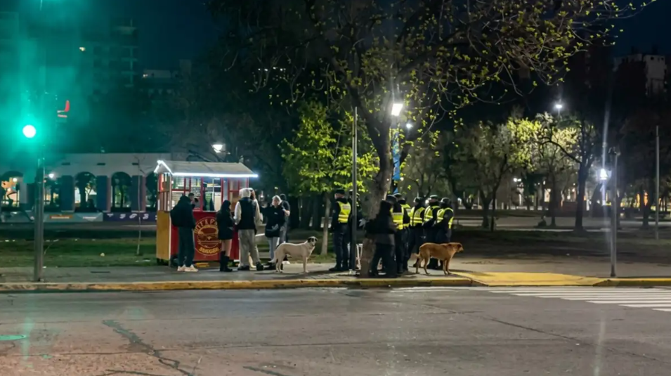 Pelea entre jóvenes terminó con corridas y tensión en pleno centro de Neuquén