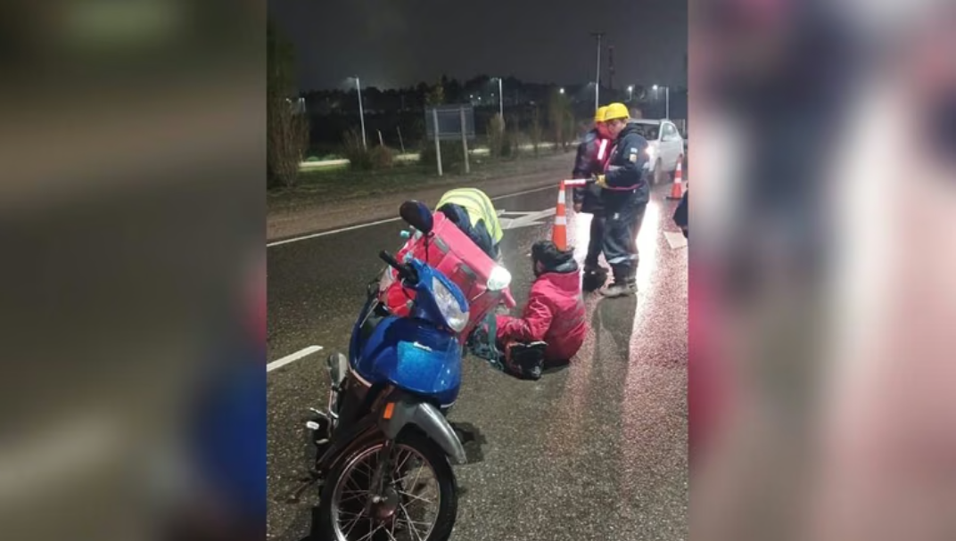 Choque entre un auto y una moto de delivery en la avenida Raúl Alfonsín: hubo demoras Choque entre un auto y una moto de delivery en la avenida Raúl Alfonsín: hubo demoras