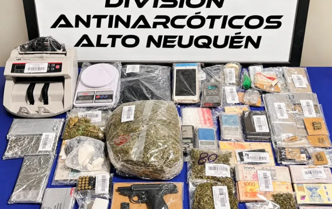 Cuatro detenidos en Chos Malal tras allanamientos por venta de drogas: secuestraron cocaína y un arma Cuatro detenidos en Chos Malal tras allanamientos por venta de drogas: secuestraron cocaína y un arma