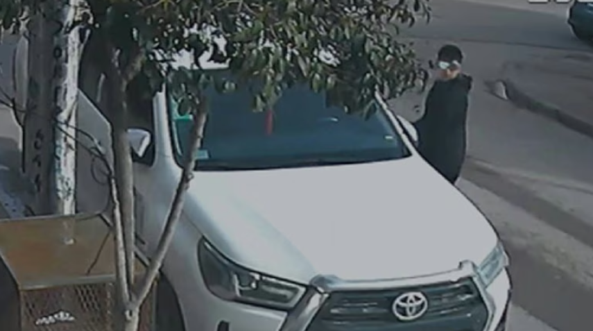 Intentaron robar una Toyota Hilux en Centenario: llegaron en un auto, merodearon la zona y quedaron filmados