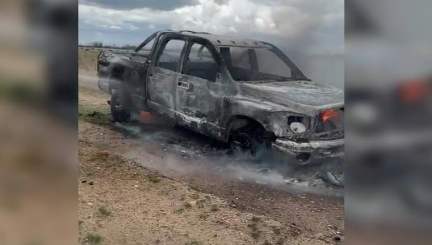 Una camioneta se incendió por completo sobre la Ruta 22, cerca de Arroyito