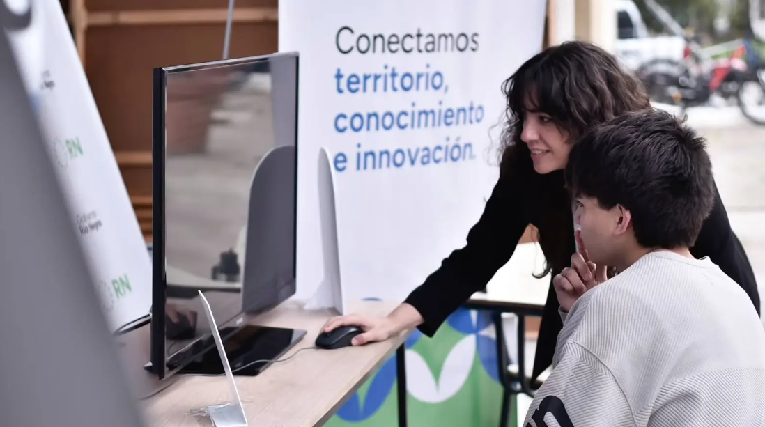 Weretilneck destacó el crecimiento de Río Negro Bilingüe y su vínculo con las nuevas oportunidades laborales Weretilneck destacó el crecimiento de Río Negro Bilingüe y su vínculo con las nuevas oportunidades laborales