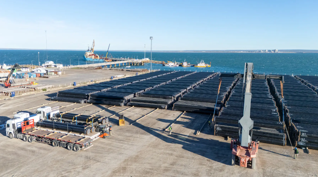 El Puerto de San Antonio Este suma otros 6.324 caños para el gasoducto que conectará Vaca Muerta con Río Negro