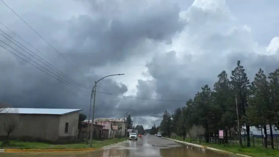 Una tormenta con granizo inundó escuelas y complicó los servicios en Pilcaniyeu en apenas media hora
