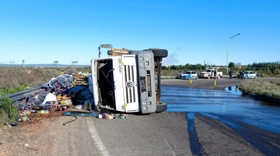 Volcó un camión en la rotonda de Capex y cortaron el tránsito en Autovía Norte