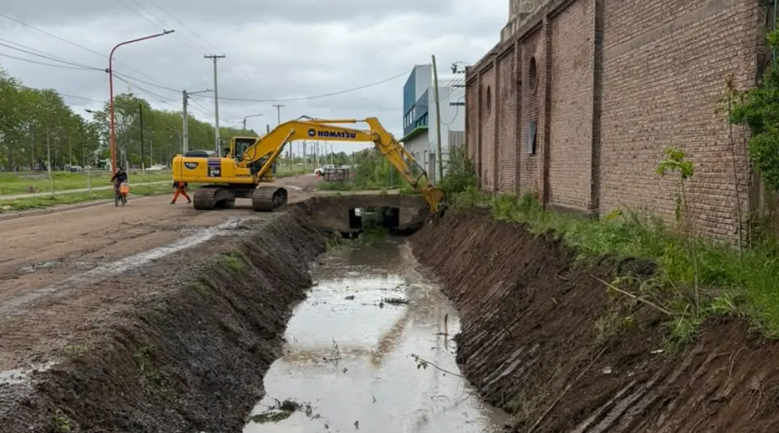 Cipolletti avanza con obras para entubar tres desagües pluviales y reducir los anegamientos Cipolletti avanza con obras para entubar tres desagües pluviales y reducir los anegamientos