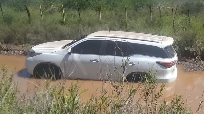 Robaron una Toyota SW4 en Catriel y la encontraron abandonada en una laguna tras quedar atrapada en el barro