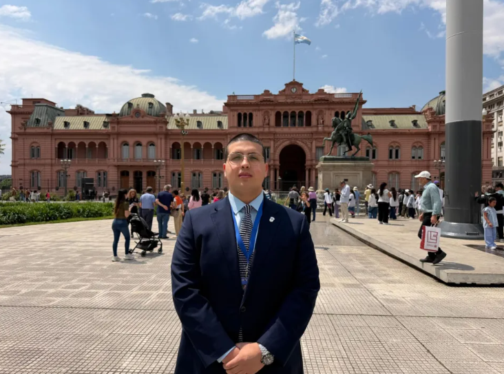 Tiene 23 años, es docente universitario y busca formarse para llegar a los máximos cargos de la política