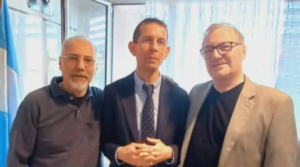 Un vecino de Allen entregó al cónsul de Italia una medalla histórica de 1870 que perteneció a su padre