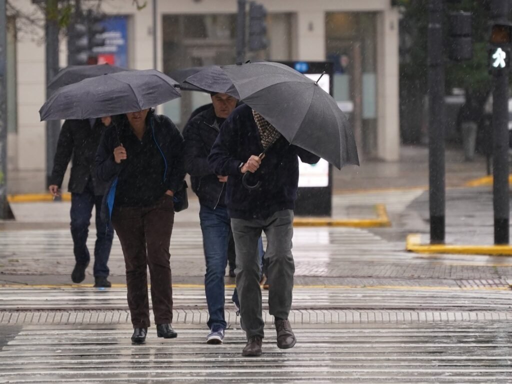 Tormentas en el AMBA: hasta qué hora llueve este viernes y cuándo volverá a desmejorar el tiempo