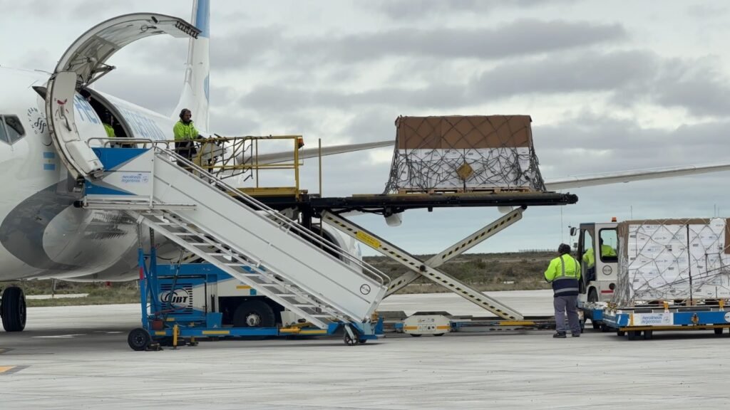 Chubut concretó la primera exportación de salmón vía Trelew y fortalece el perfil logístico de la ciudad