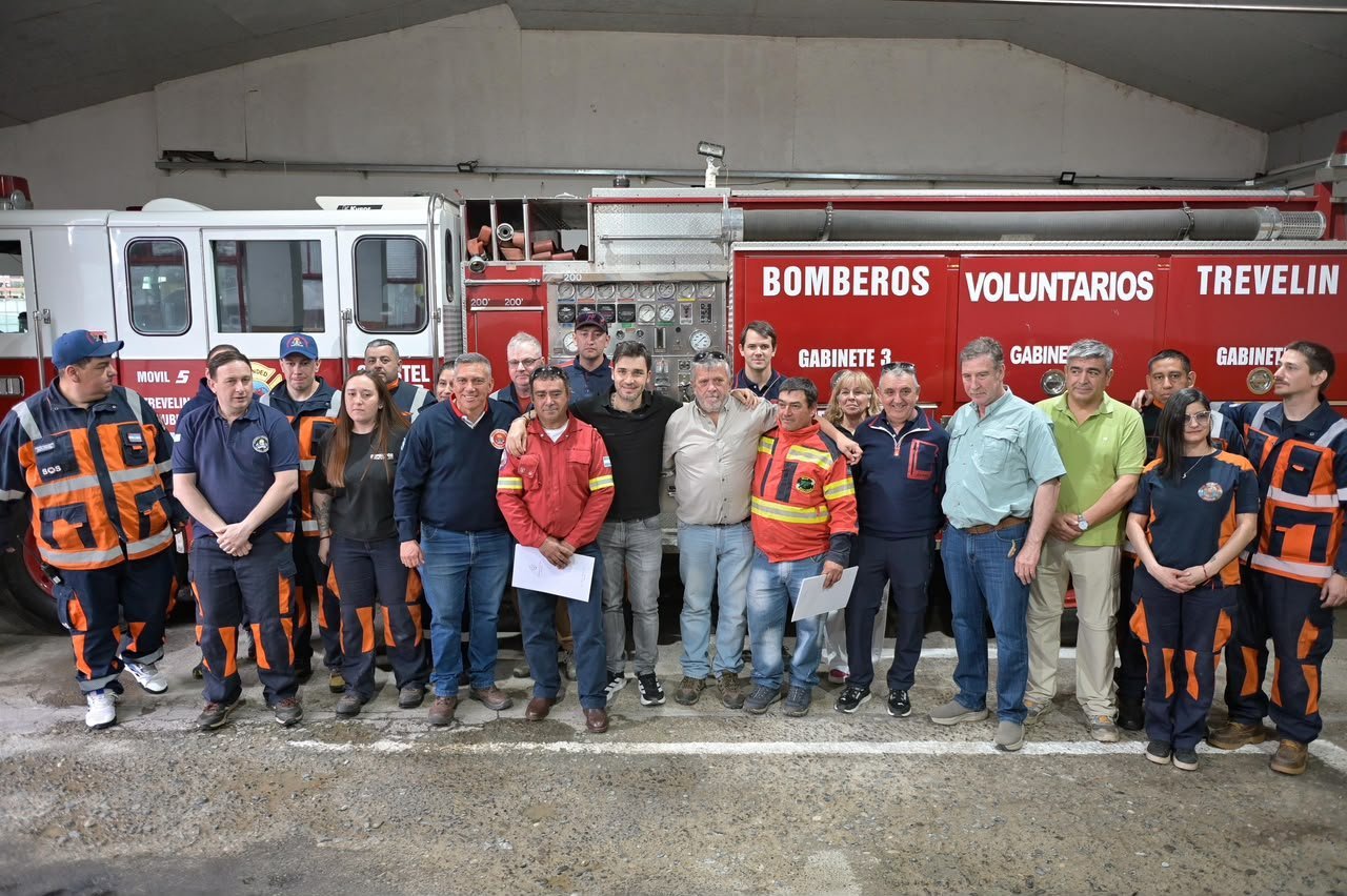 Convenio para incorporar ocho nuevos camiones al sistema de Bomberos Voluntarios del Chubut Convenio para incorporar ocho nuevos camiones al sistema de Bomberos Voluntarios del Chubut