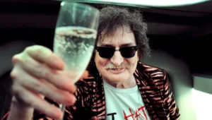 Charly García cumplió 75 años y les dejó un mensaje a sus fanáticos que lo esperaban afuera de su casa: “¡Aguante!”