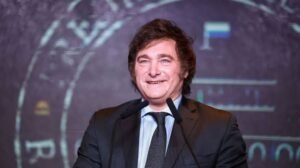 Milei quedó 14° en el ranking regional de presidentes y registró una leve mejora de imagen
