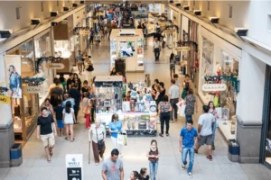 La confianza del consumidor volvió a subir en octubre, pero aún no alcanza el nivel de 2025