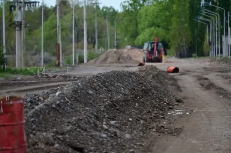 Mejora vial en el sureste con el avance la pavimentación de la calle El Chocón como troncal estratégica