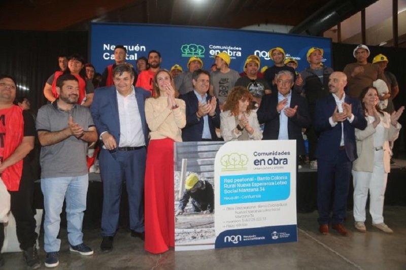 Obra y trabajo neuquino: Gaido firmó un convenio para construir veredas y cordones cuneta con mano de obra local