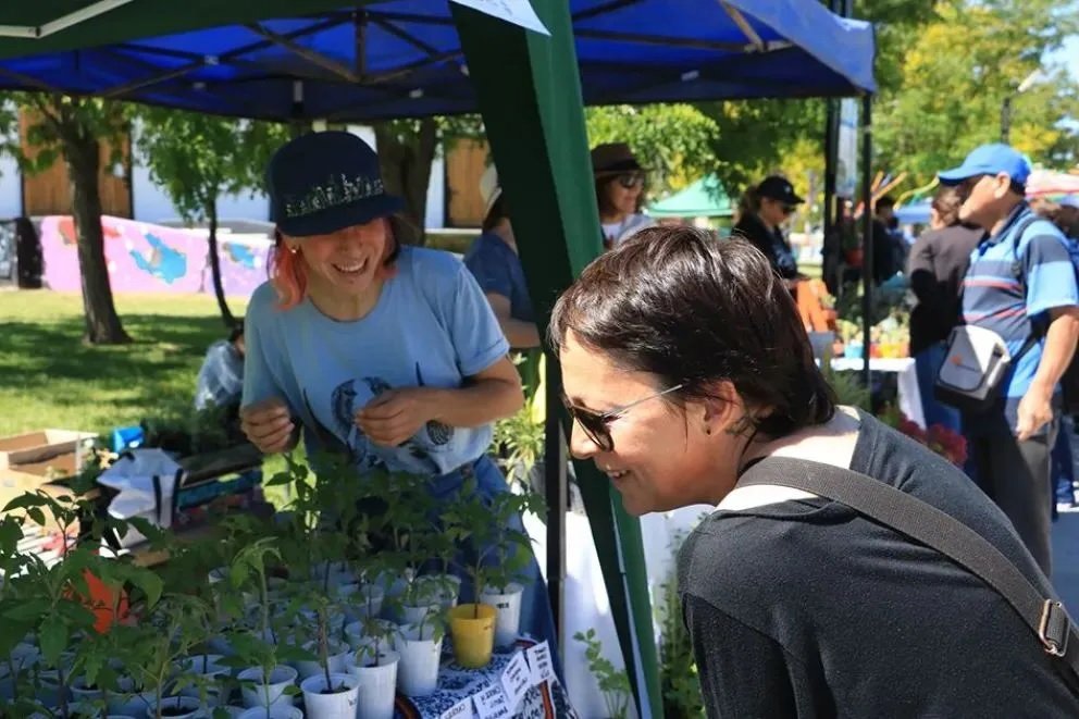 Producción de cercanía: vuelve la Feria de la Agricultura Urbana a Neuquén con plantines y verduras agroecológicas