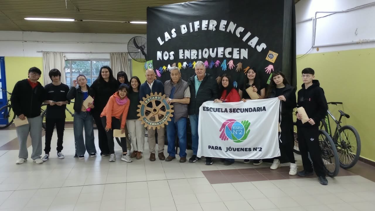 Rotary Club Viedma entregó lentes de aumento a estudiantes de una escuela secundaria Rotary Club Viedma entregó lentes de aumento a estudiantes de una escuela secundaria