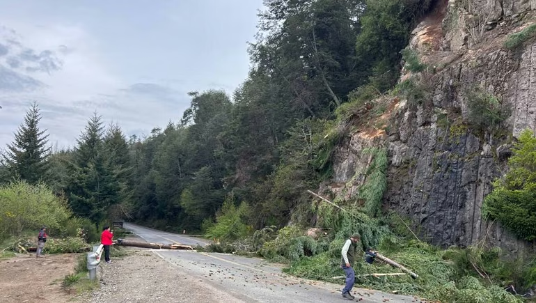 Ruta 40: advierten por un peligroso socavón tras las lluvias y piden circular con extrema precaución