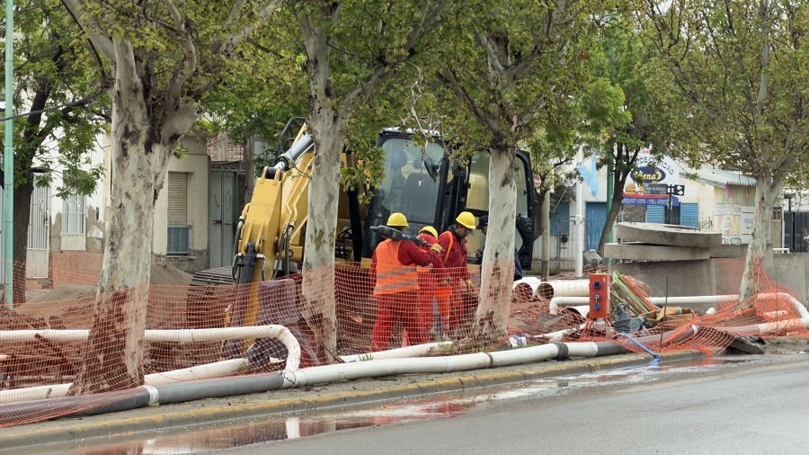 Paso clave en Cipolletti: la obra del colector cloacal de calle Naciones Unidas ya alcanzó el 50% de avance